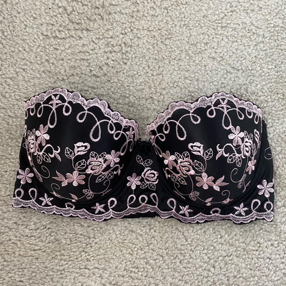 NWOT 🎉 Embroidered Floral Strapless Bra